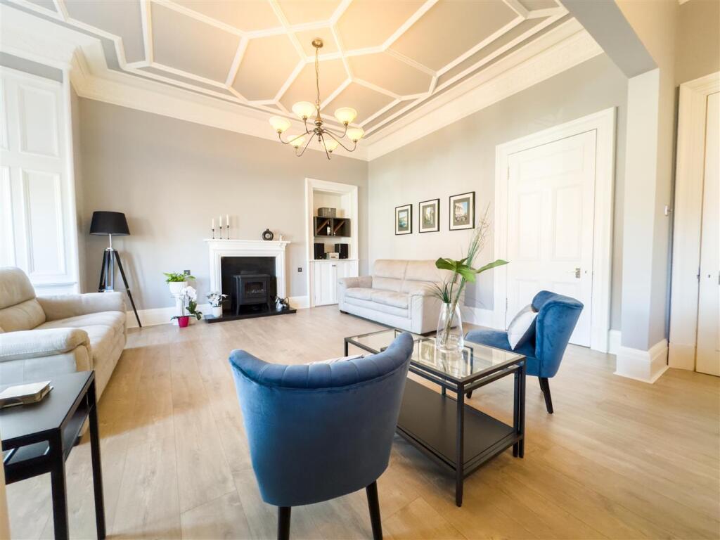 Lounge/Dine