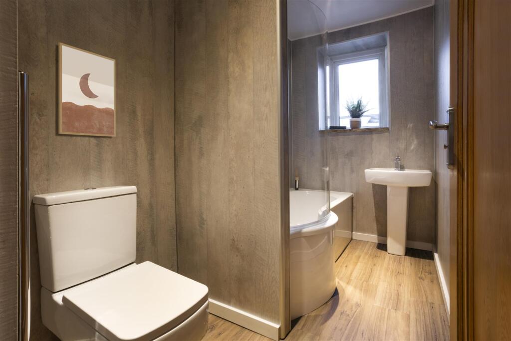 Master Bathroom - 01.jpg