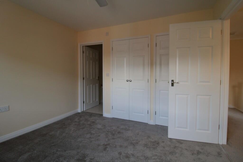 primary bedroom (...