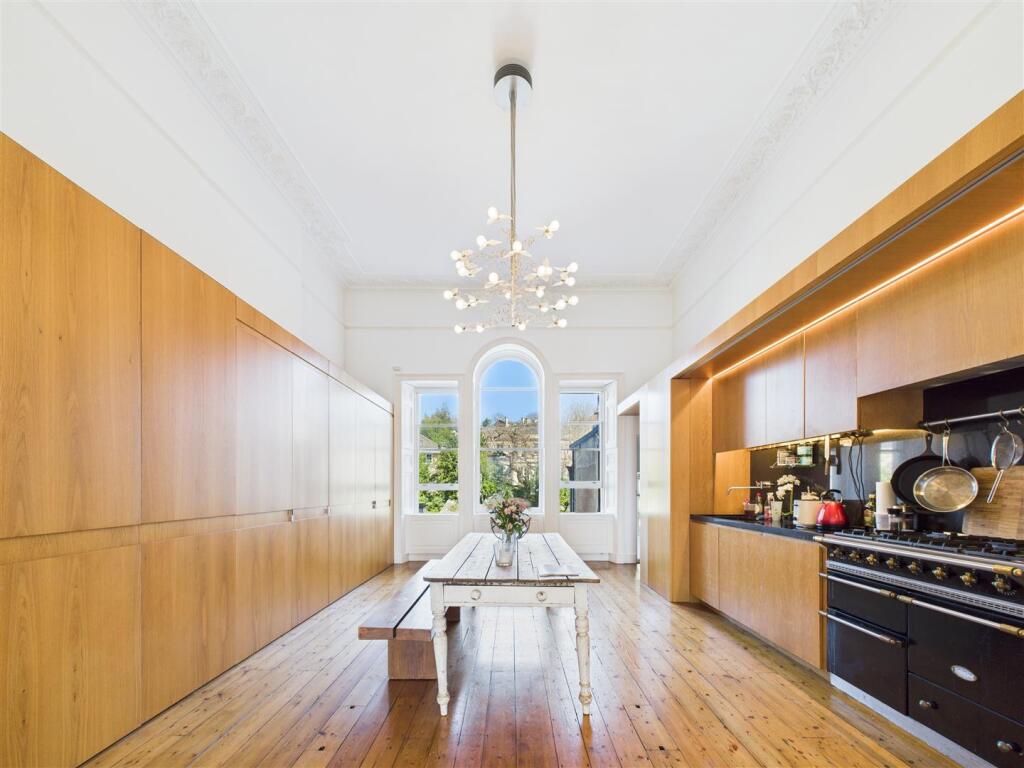 KITCHEN/DINING ROOM