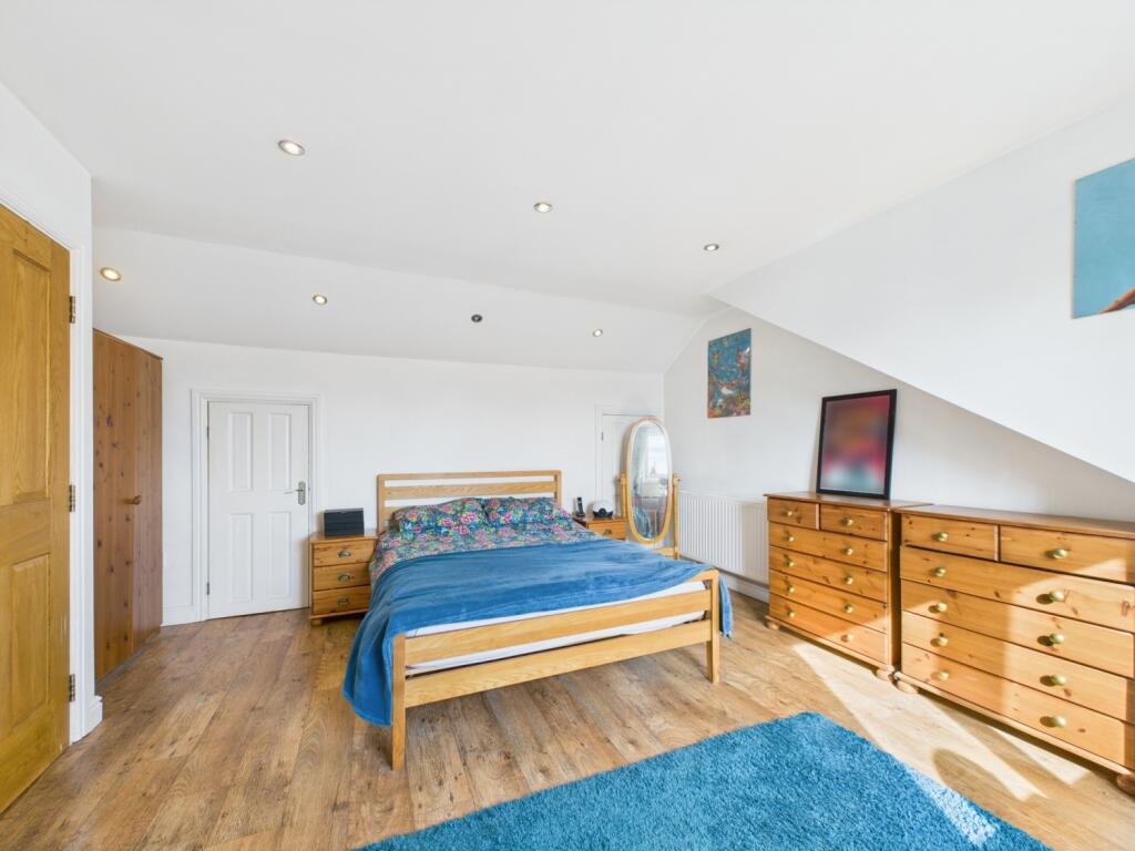 CAM02386G0-PR0117-STILL001