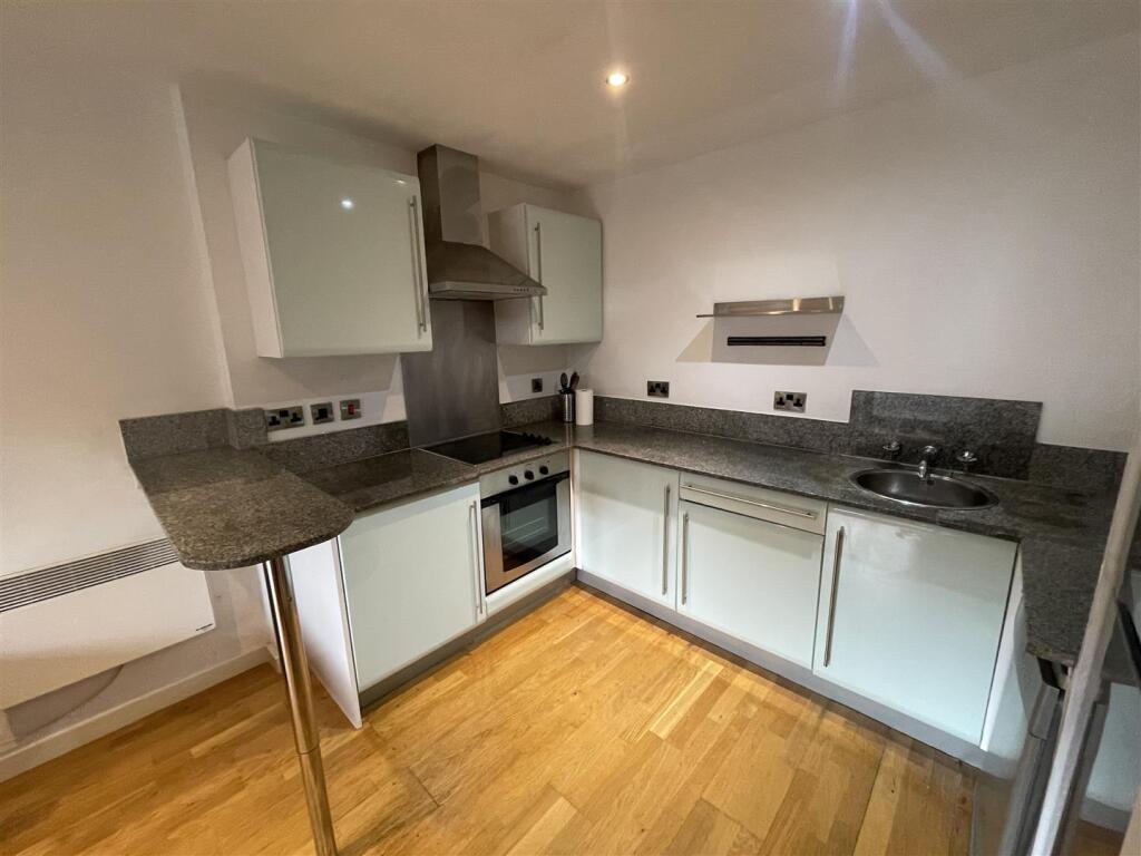 Kitchen 2.jpeg