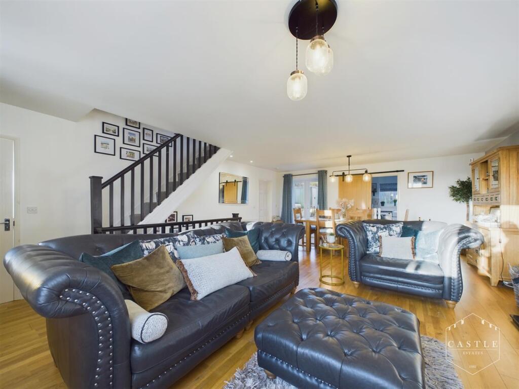 OPEN PLAN LIVING/DINING AREA