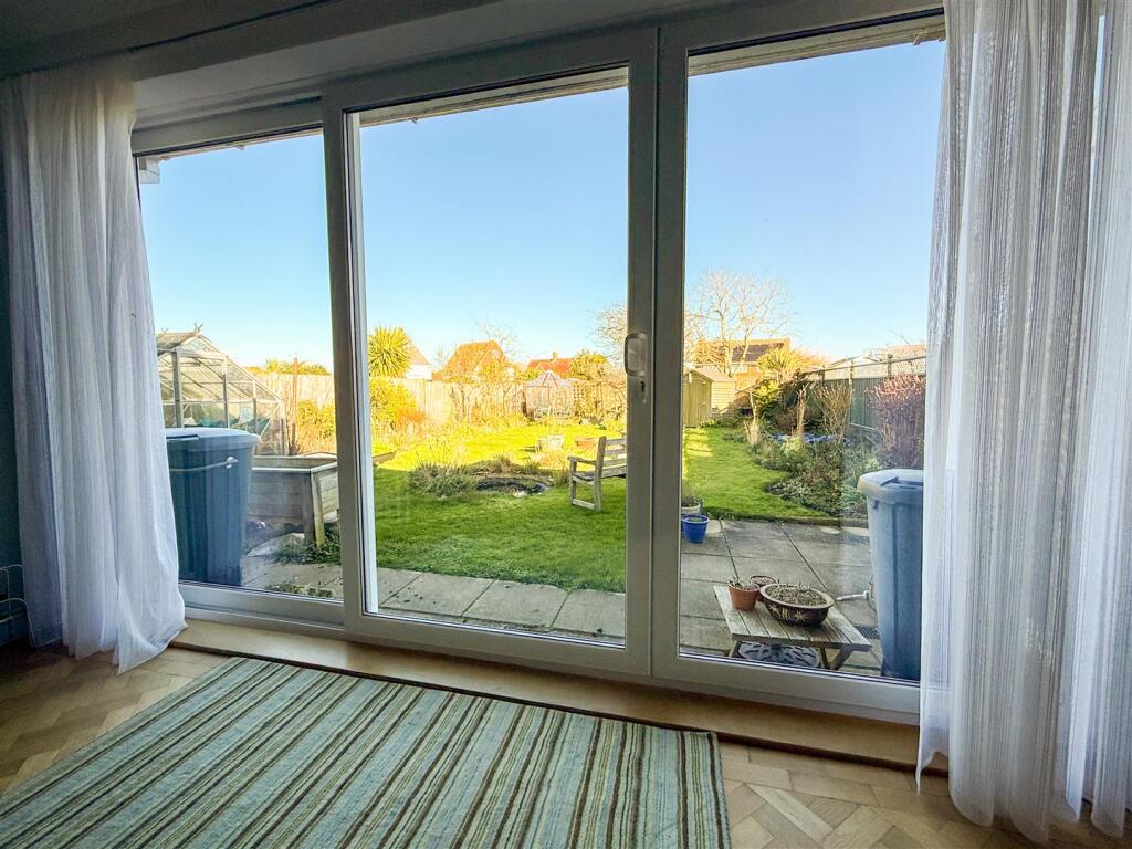 ALTERNATE VIEW OF LOUNGE