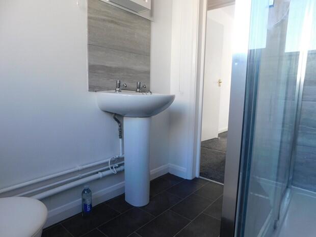 2 Gatcombe House Bathroom (4)