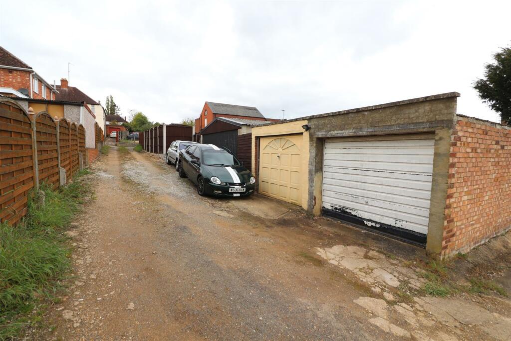 Double Garage and Rear Access
