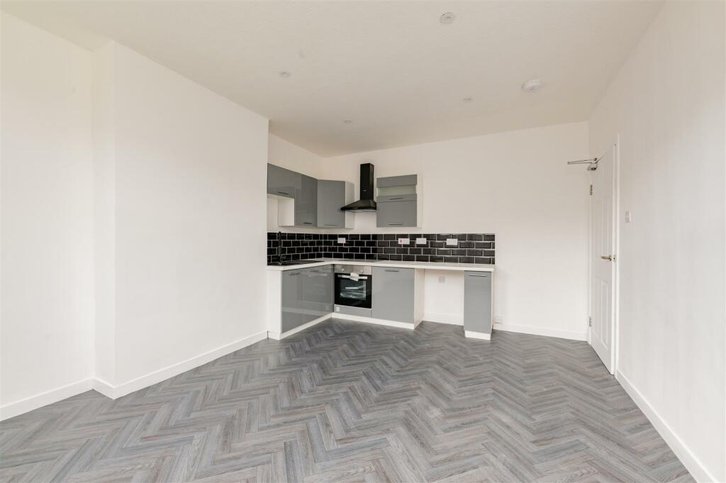 3A Fleming Gardens NEW INT-2.jpg