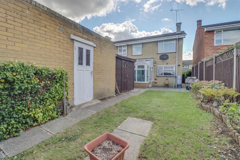 17 LARKSWOOD WALK-13.jpg