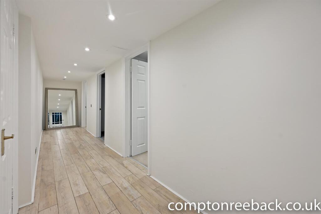 CR - 89 South Lodge - Hallway.jpg