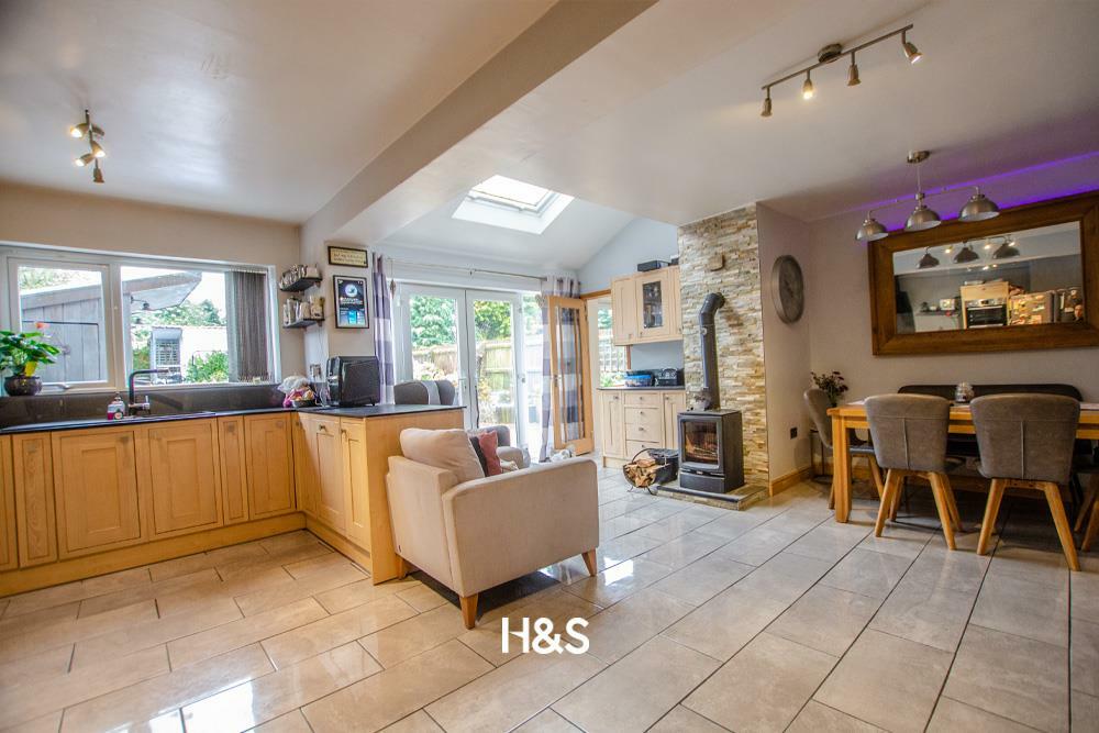 50chamberlainroad open plan kitchen.jpg