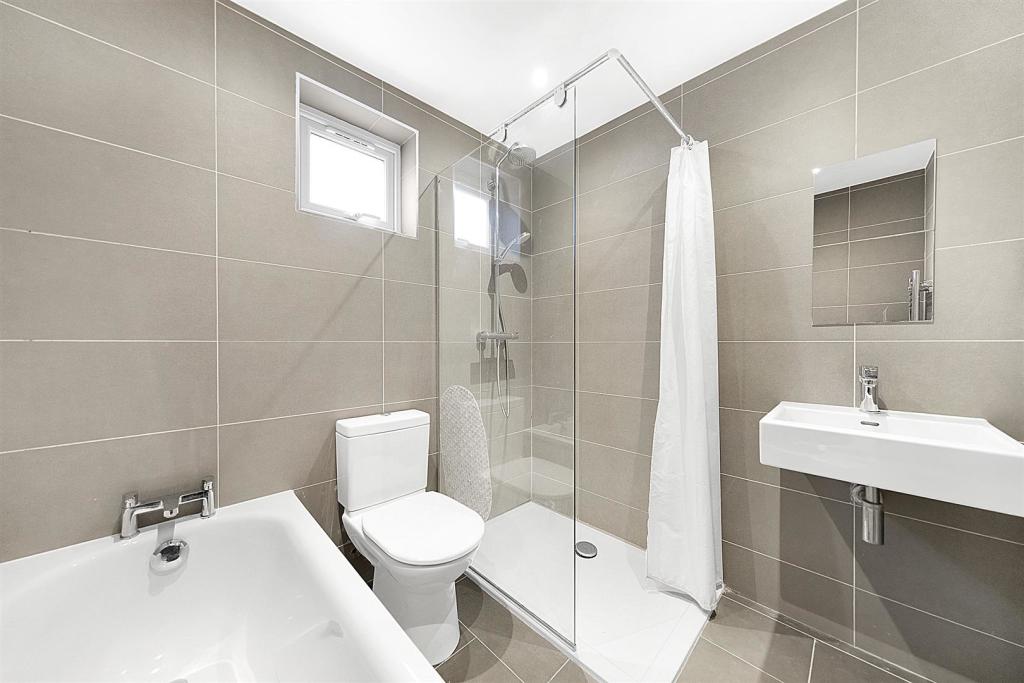 Bathroom (2).jpg