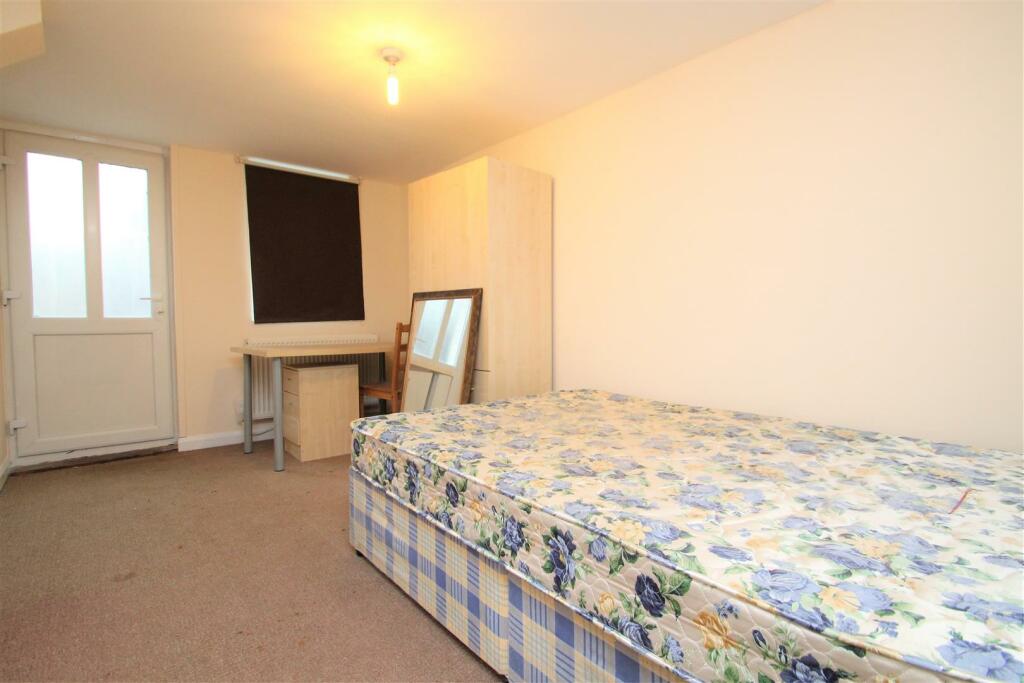Bedroom 1.JPG
