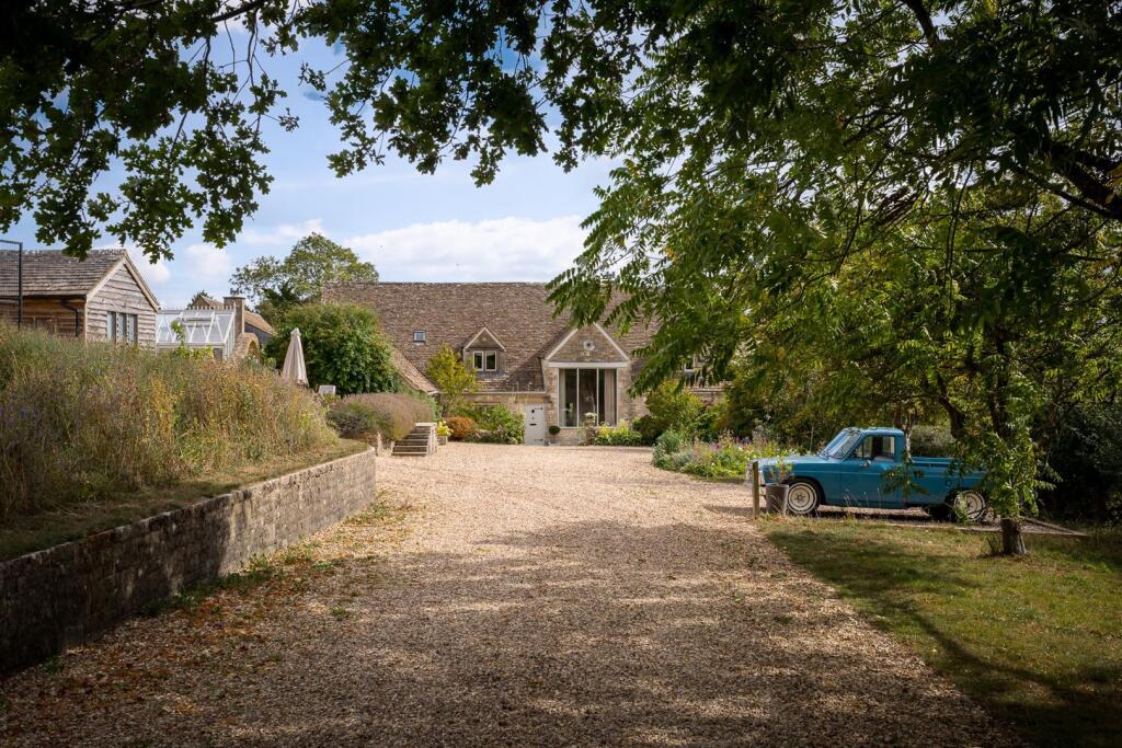 1 - High Barn - GL6 0QA - Web.jpg