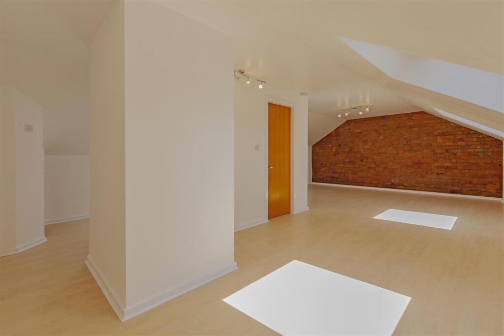 Bedroom 1-5.jpg