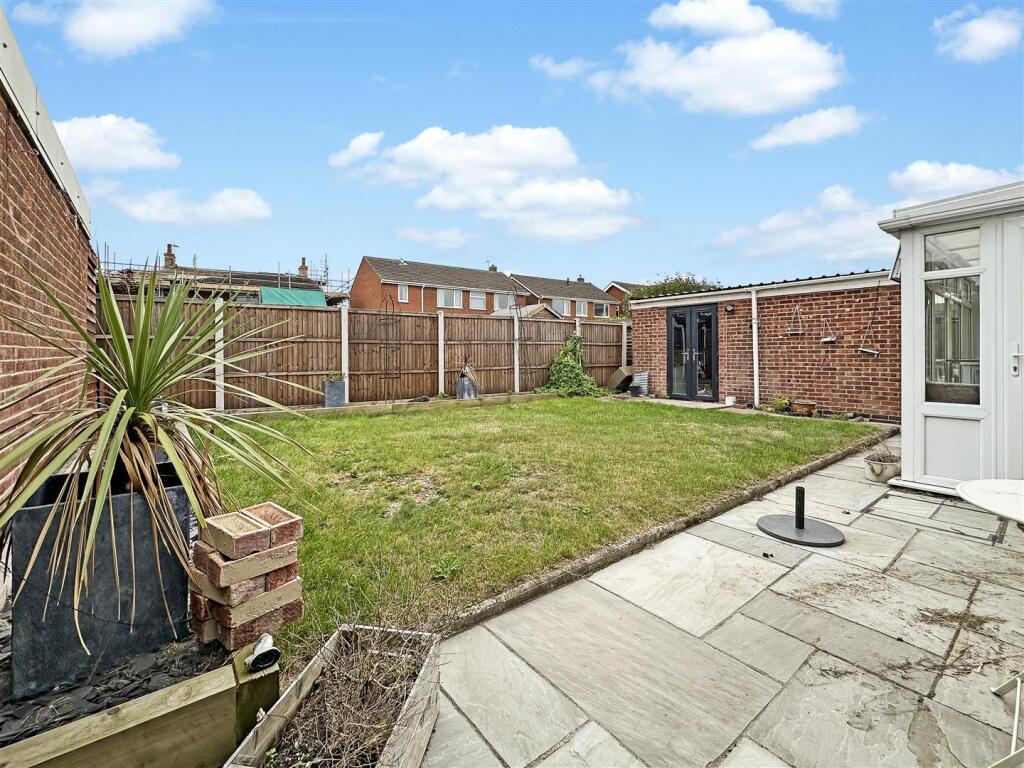 Well-Appointed Enclosed Garden 532