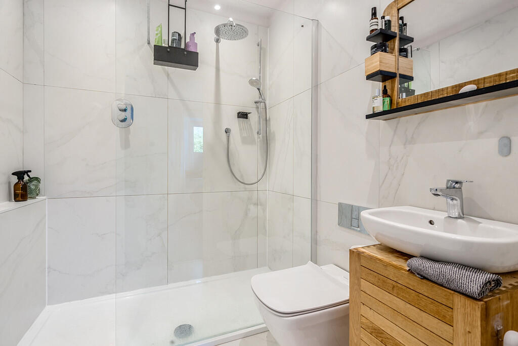 Ensuite shower ro...