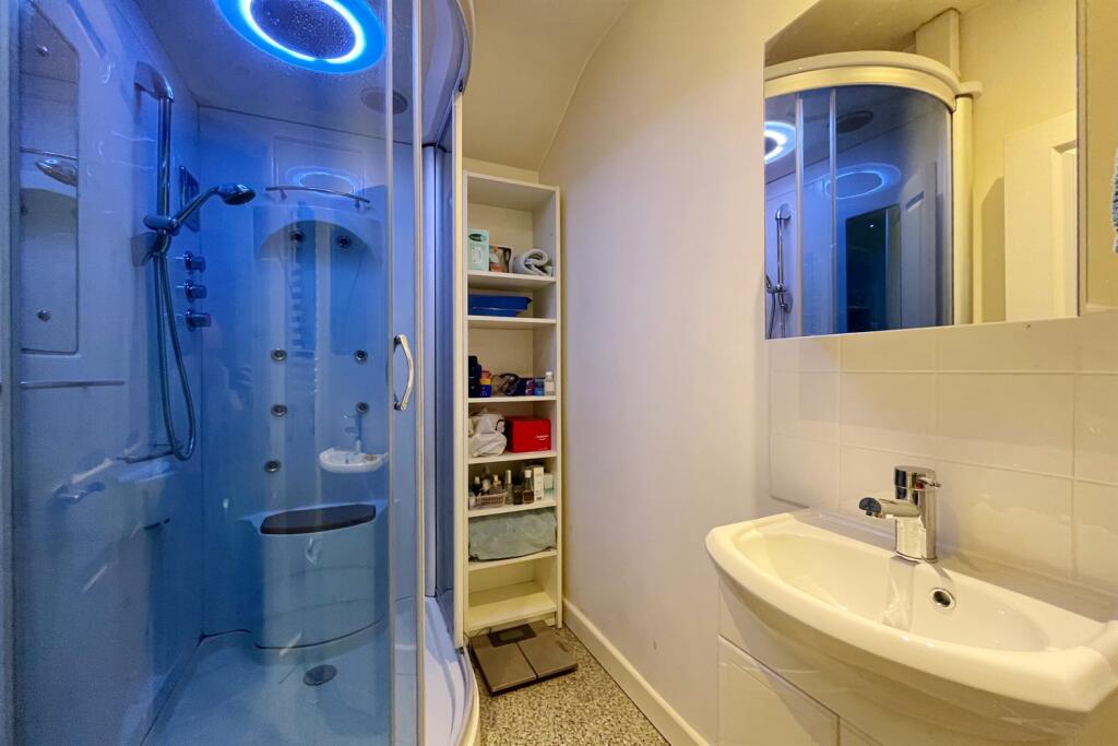 Separate Shower Room