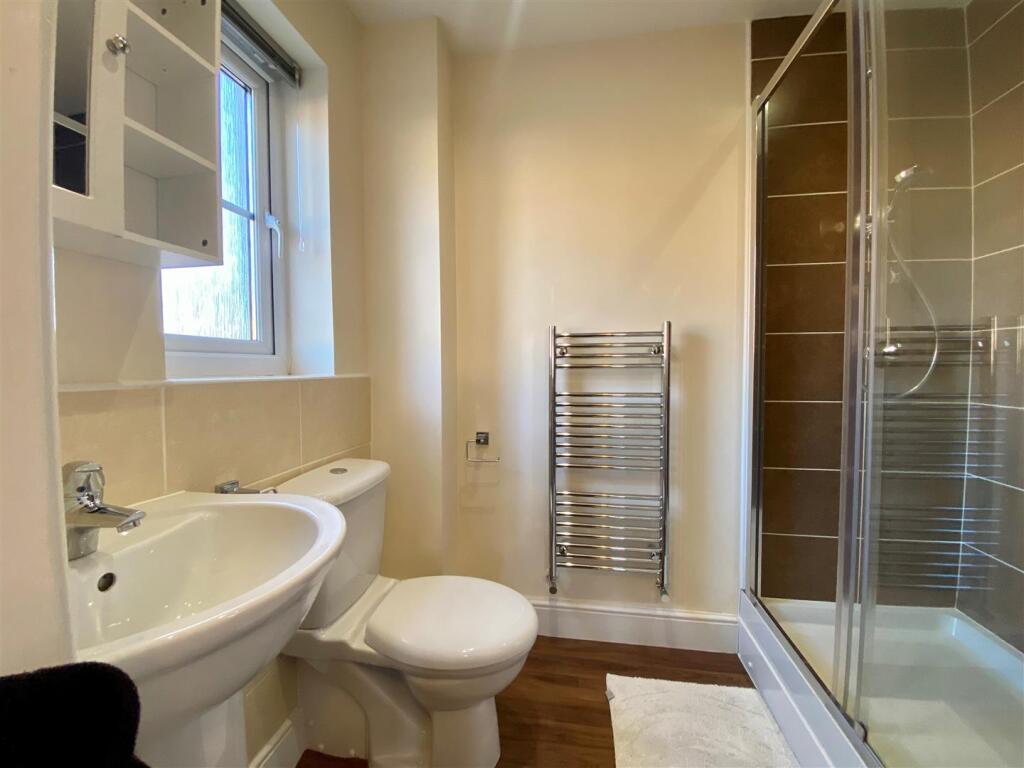 5 master en suite.jpg