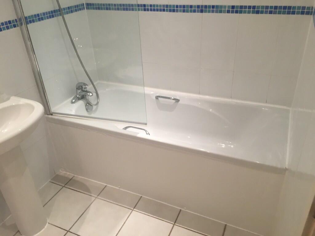 Main bathroom 