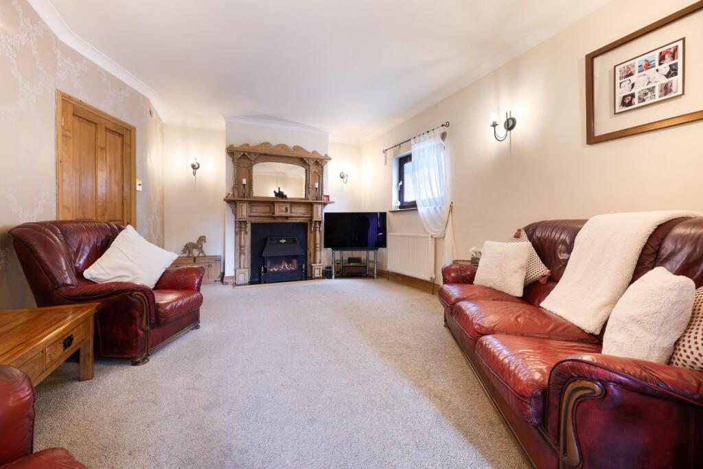 CHESTERFIELD ROAD 36 KT19 9QP (24).jpg