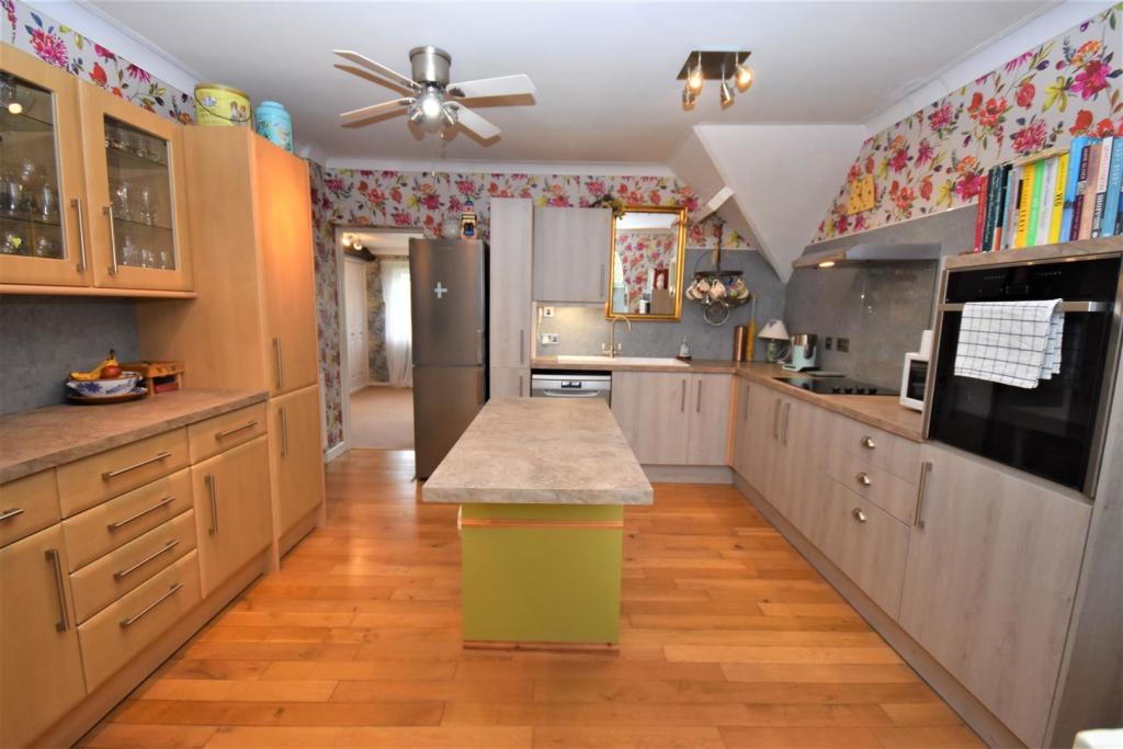 Kitchen...JPG
