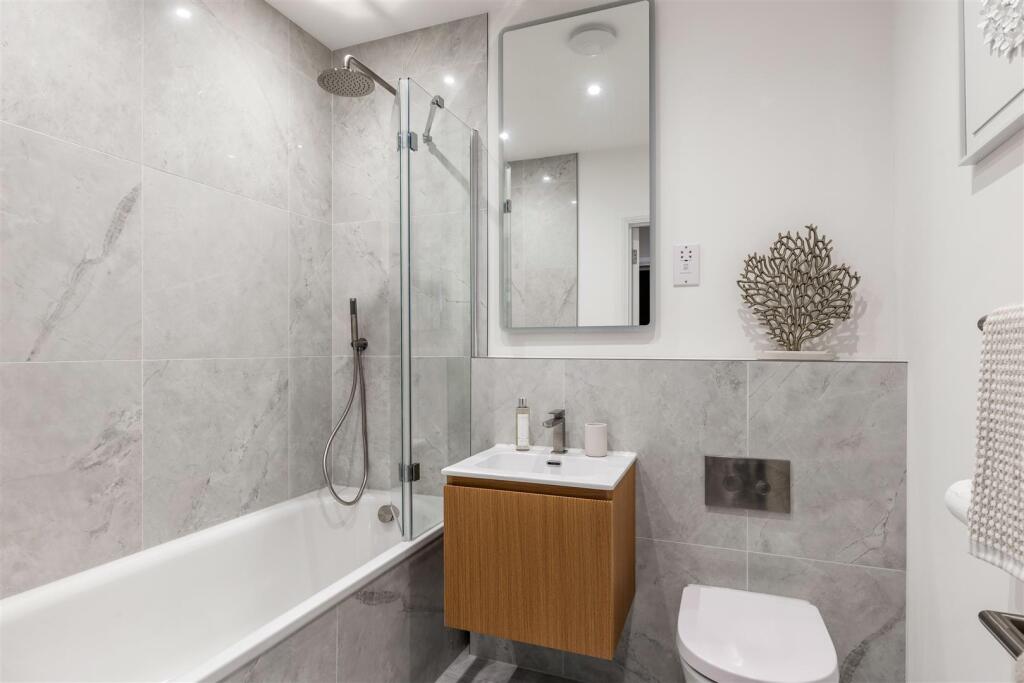 5 McLaren Court, 1 Cobham Road, KT22  9AU-3.jpg