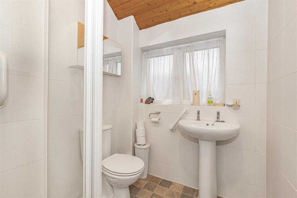 Bathroom 1.jpg