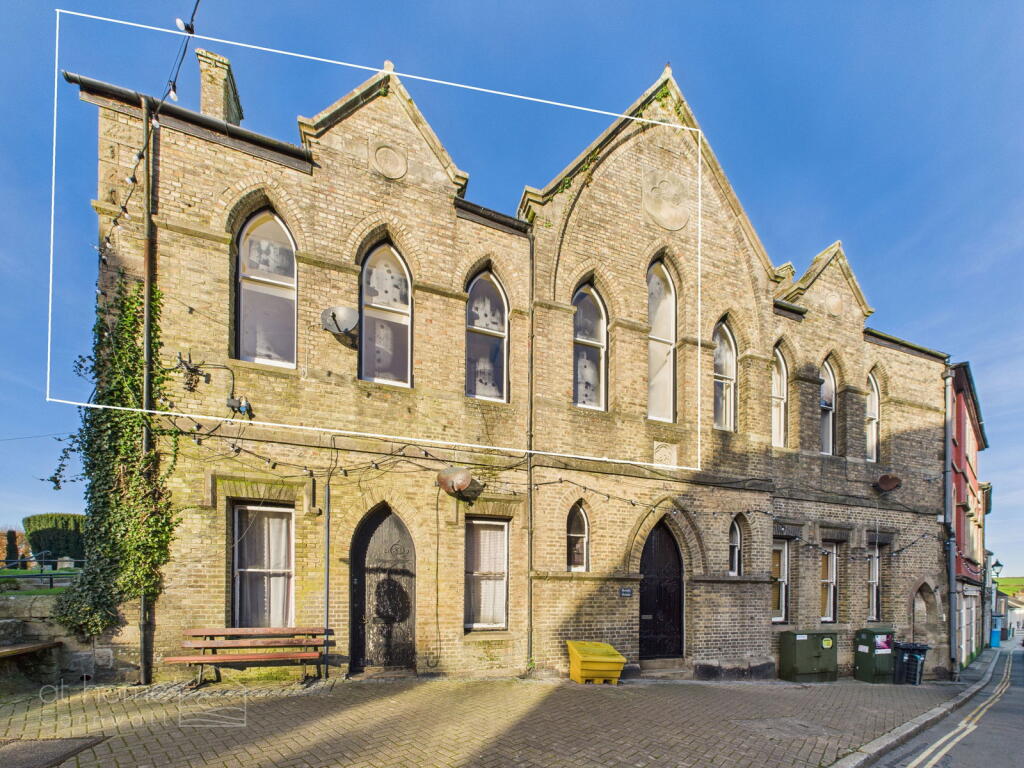 Bond House, Bank Street, St Columb, TR9 - Iconic 3 bed, 3 en-suite, Loft Apartment in Grade II Bond House