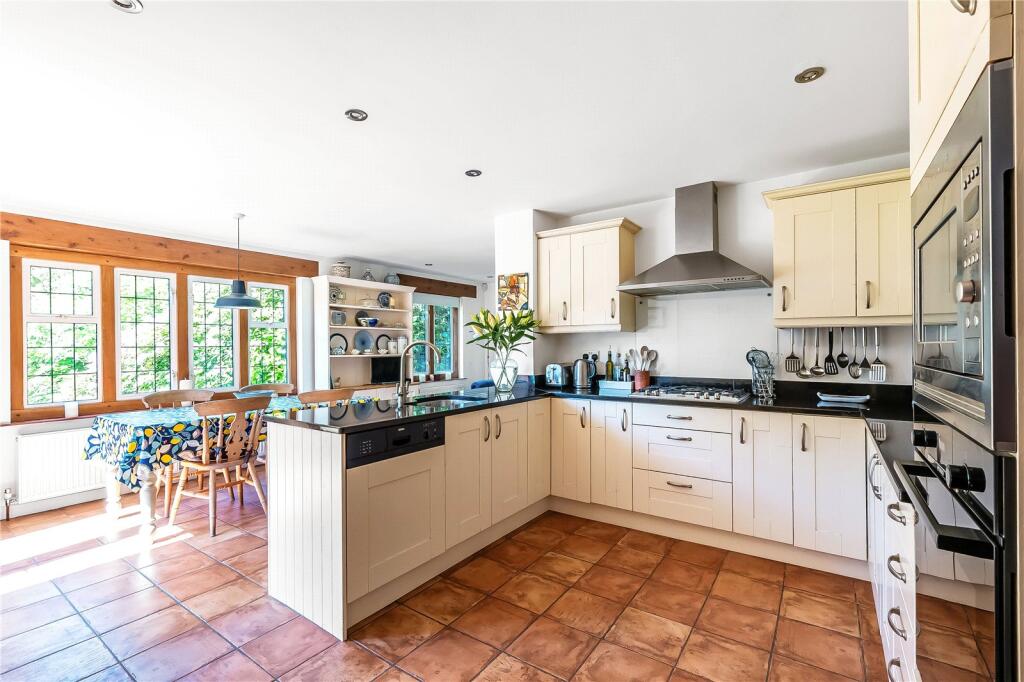 Kitchen/ Dining Room