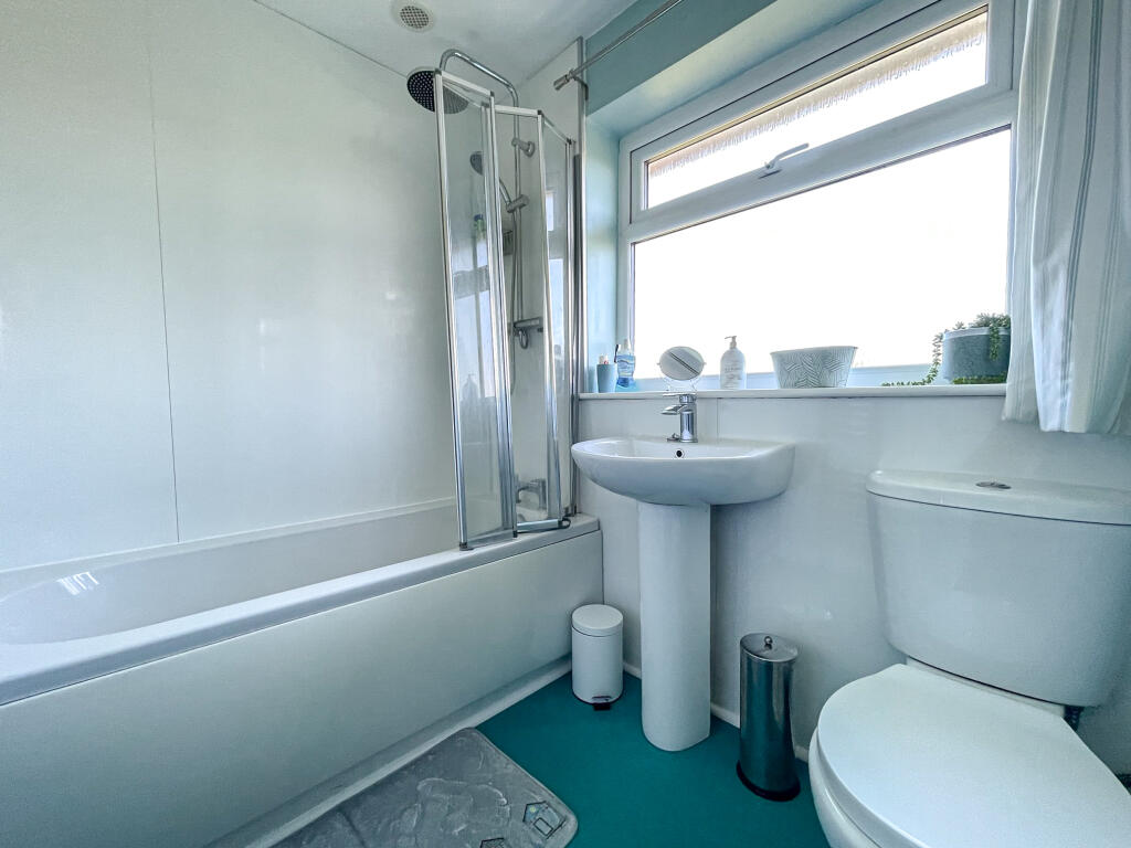 58 Glebe Close - Bathroom