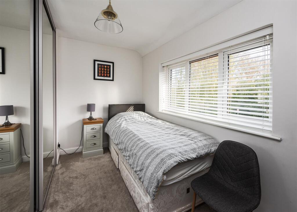 46 Redhill Avenue-bed2.jpg