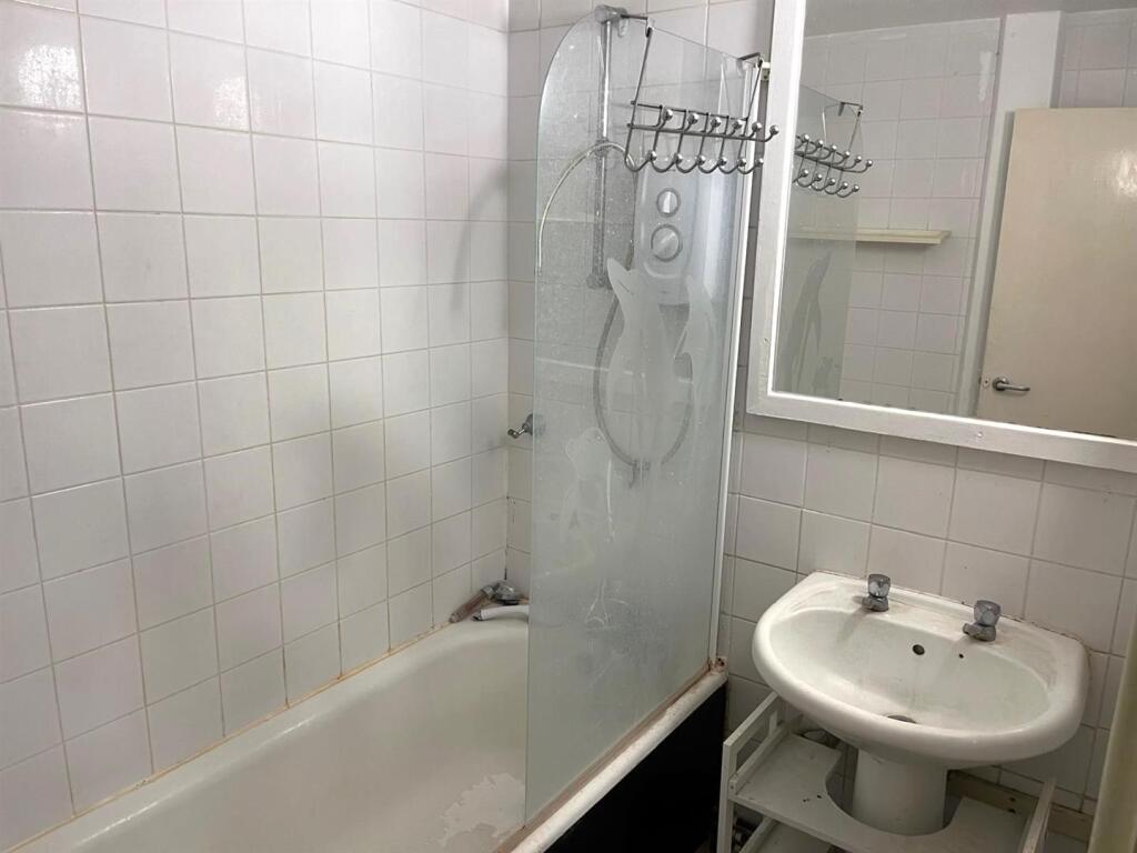 Bathroom, Lucas Court, Eden Harper SW11