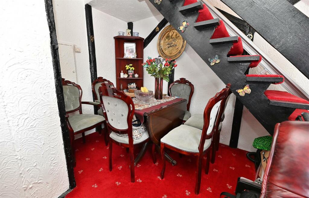 Lounge/Dining Area