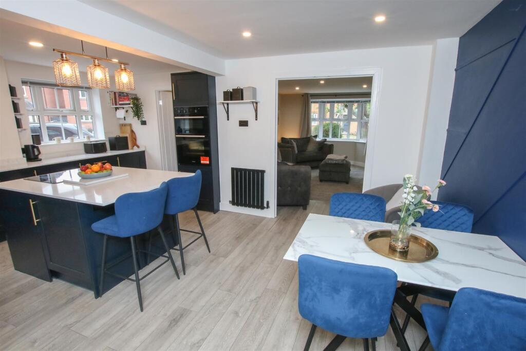 OPEN PLAN DINING/KITCHEN