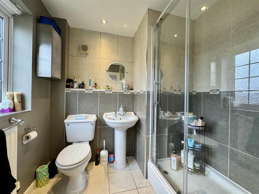 EN-SUITE SHOWER ROOM