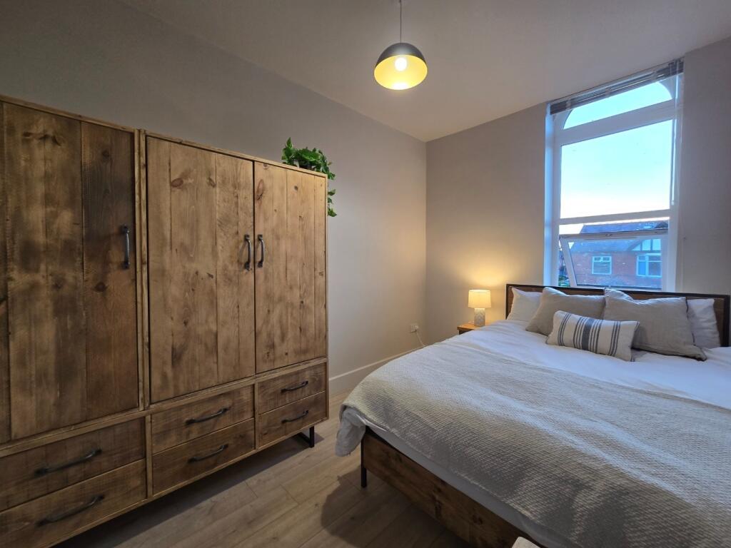 Well-presented double bedroom with a comfortabl...