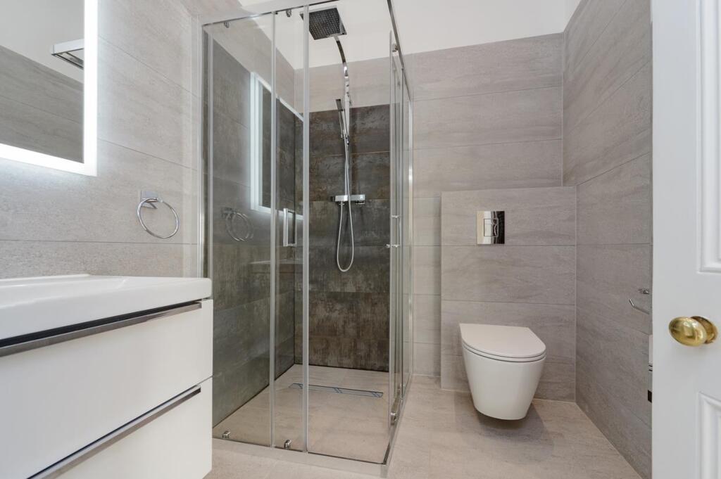 W BATHROOM 1.jpg