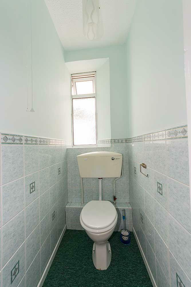 1F-toilet.jpg