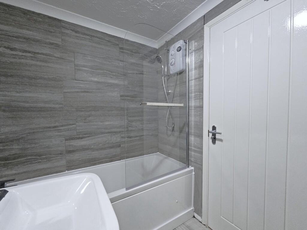 Bathroom 2.jpg