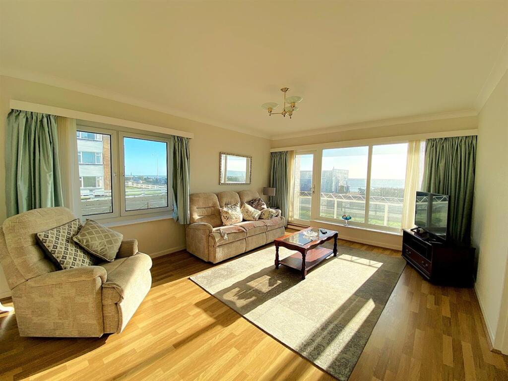 7 Tobago - Lounge1.jpg