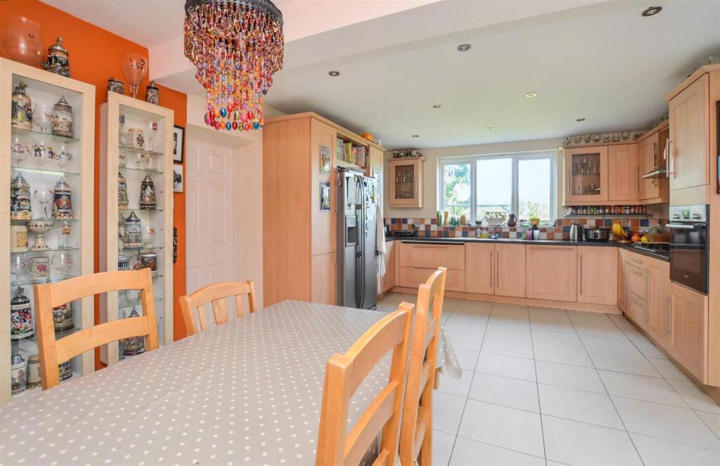 Living Kitchen/Dining Room