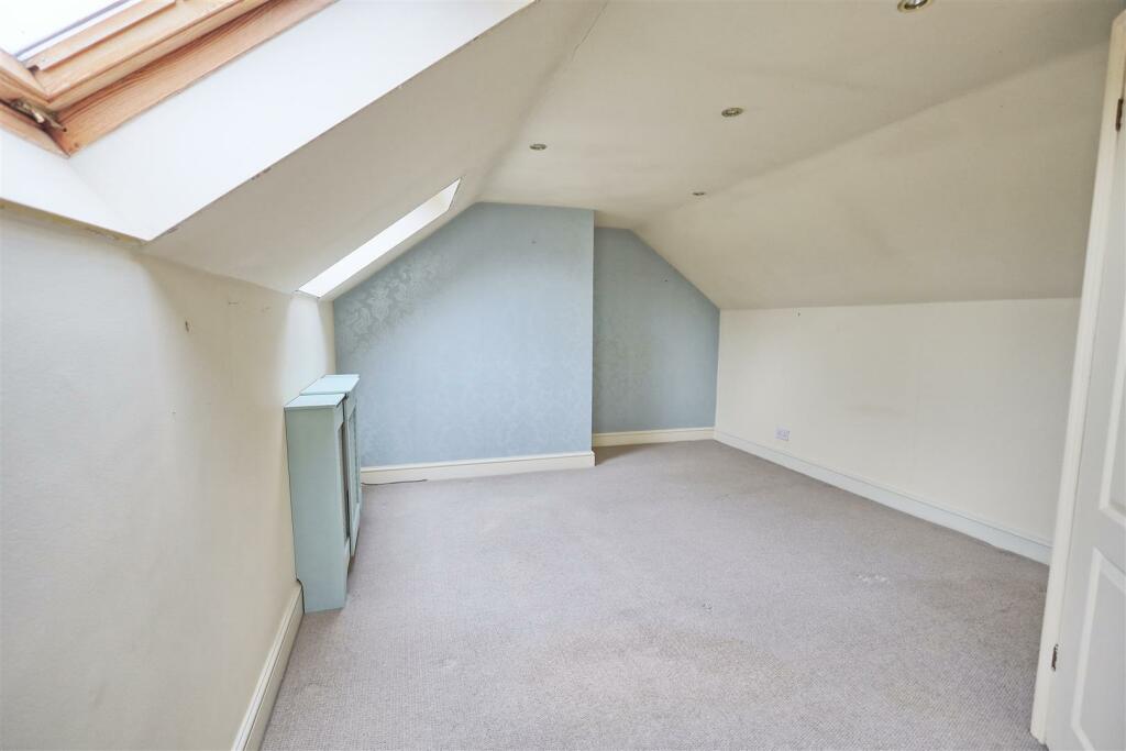 MASTER BEDROOM (FIRST FLOOR)