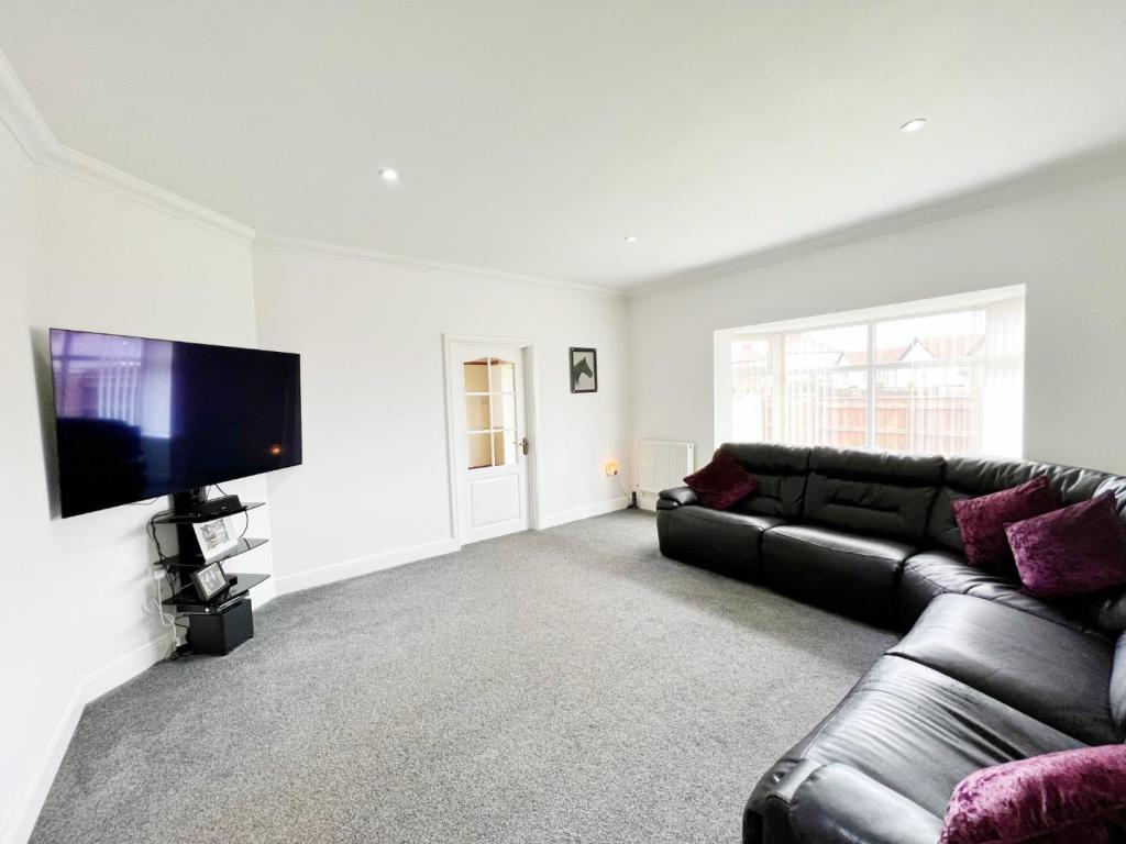 Lounge pic 2.jpg
