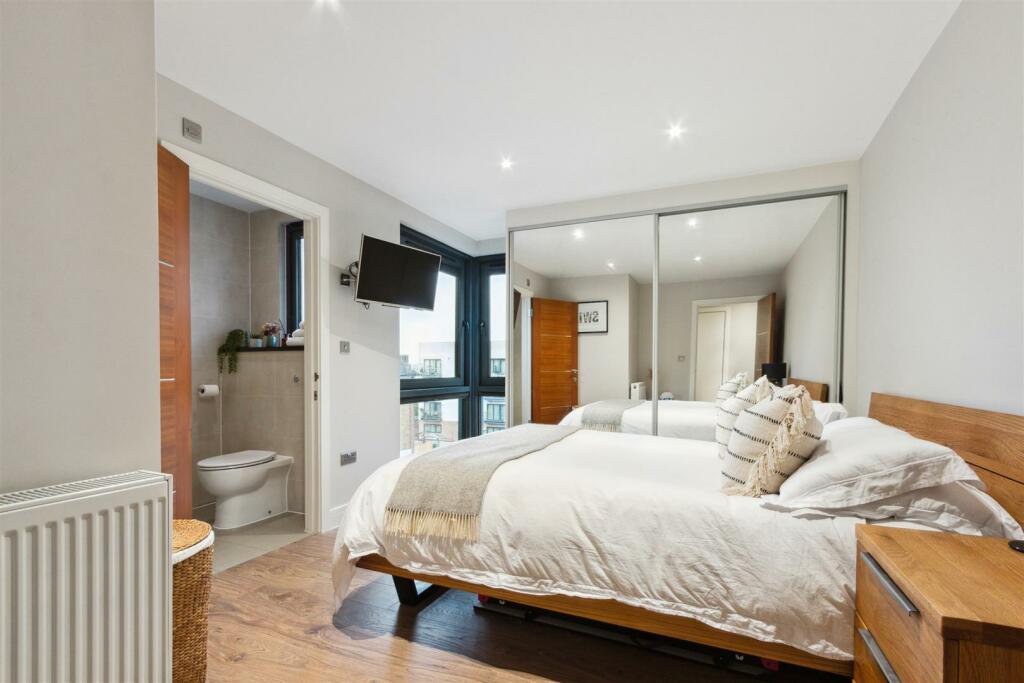 9 Vulcan House bedroom 1a.jpg