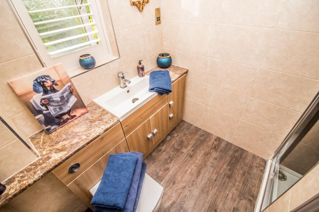 Bedroom Two En-suite Pic 2.