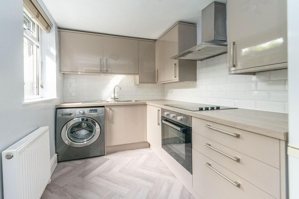 KITCHEN, DINER AND LOUNGE