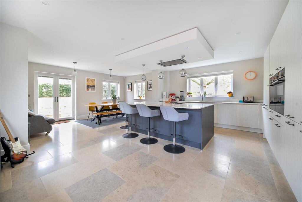 Park View House, 16 Earls Farm Way, Towcester (4).