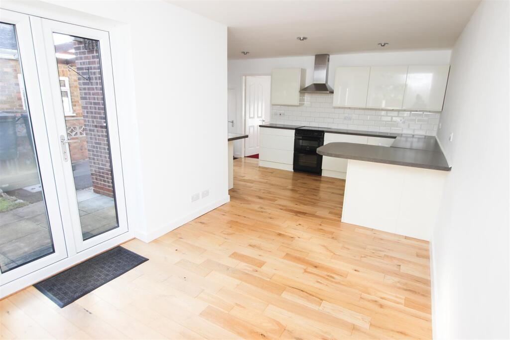 OPEN PLAN 'L' SHAPED LIVING/DINING KITCHEN