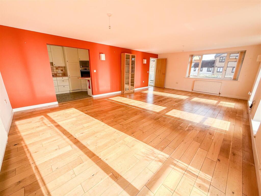 ALTERNATE VIEW OF LOUNGE/DINER
