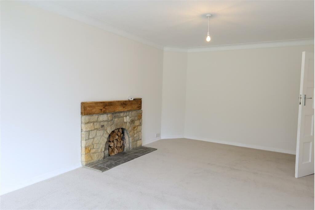 LIVING ROOM (2)